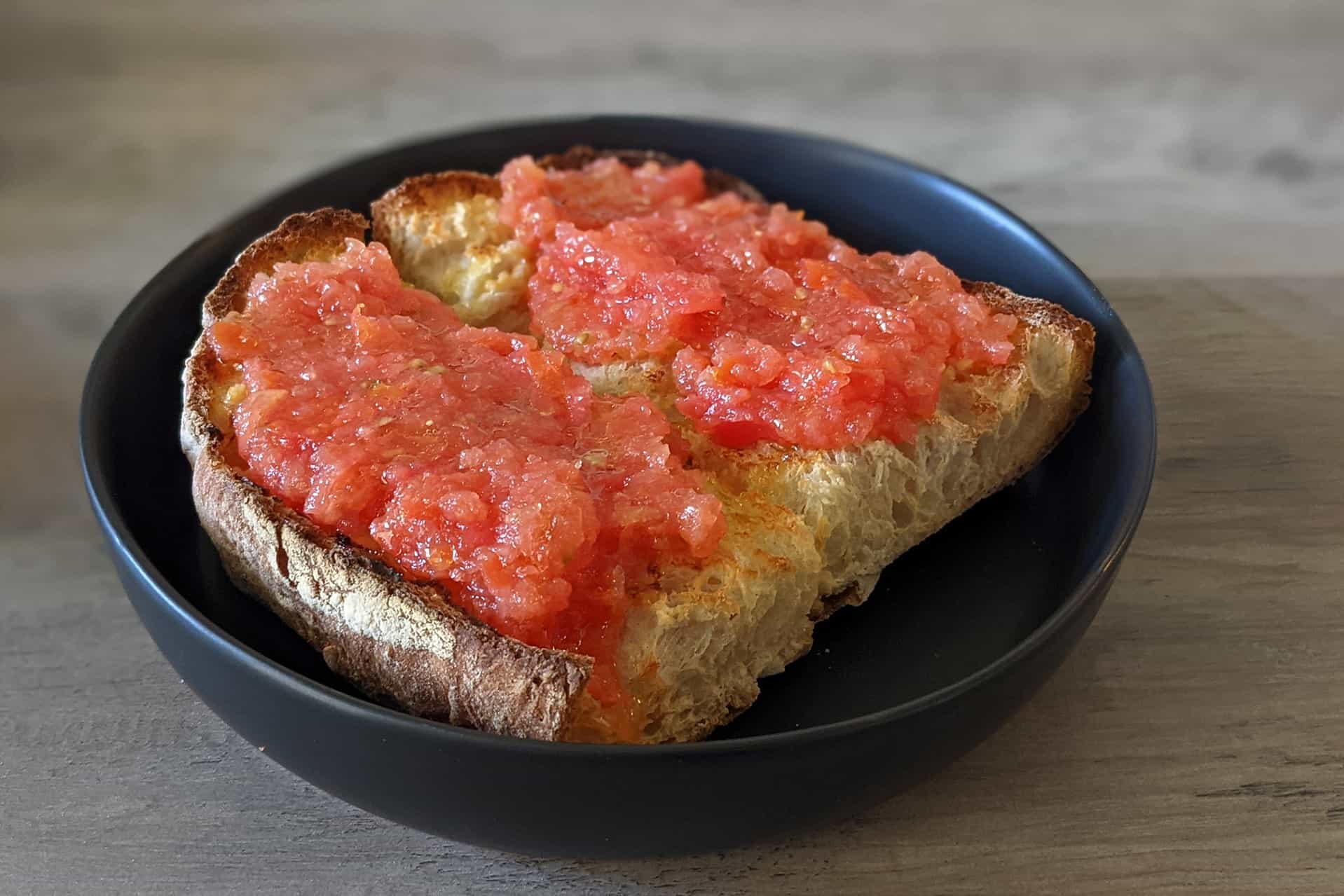 Fresh pan con tomate