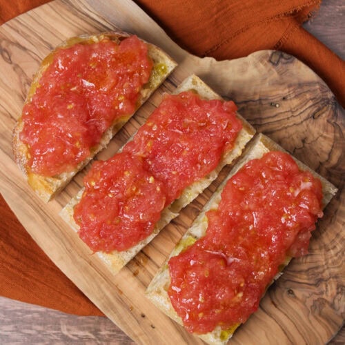Pan con tomate tapas dish on a serving board.