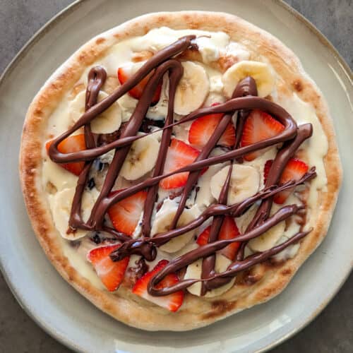 A simple dessert pizza with fruit and nutella