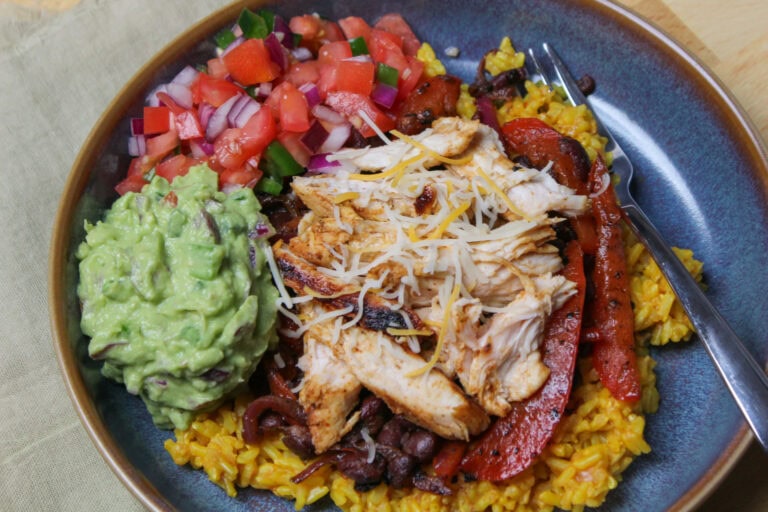 A healthy chicken fajita bowl.