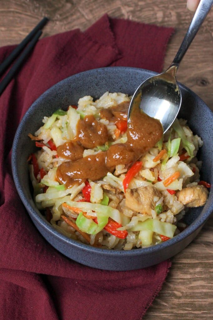 A Thai chicken bowl with peanut sauce.