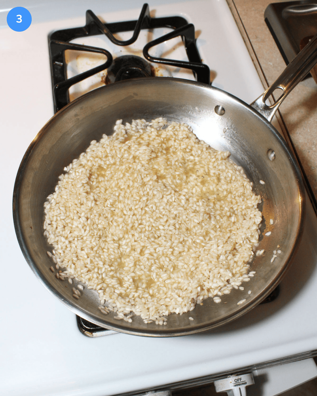 Pesto risotto step 3: adding broth to the frying pan and letting the rice simmer in it.